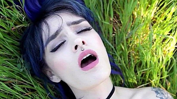 Публичная мастурбация в траве со стороны развратницы