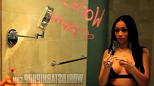 Развратная кокетка демонстрирует свое нижнее белье