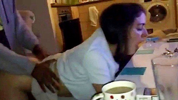 Негр поставил бабу раком и стал ебать сзади