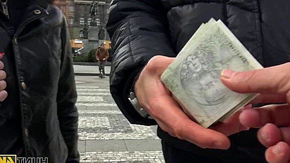 Жена получает деньги и ебется перед своим мужем