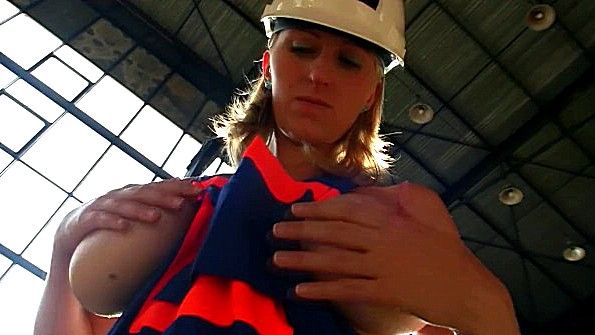 Сиськастая баба со стройки хочет заняться мастурбацией