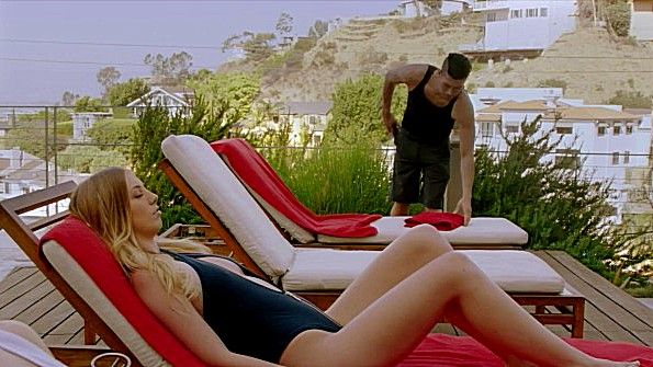 Кокетка успешно раздвигает ноги перед чужим мужем