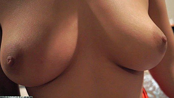 Дочь задрала юбку и готова поебаться с отцом