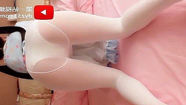 Китаянка демонстрирует на камеру розовую пизду