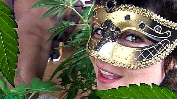 Кокетливая жена отсасывает хуй мужа и его друга