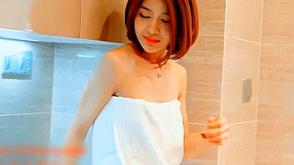 Азиатская кокетка обожает позировать обнаженной