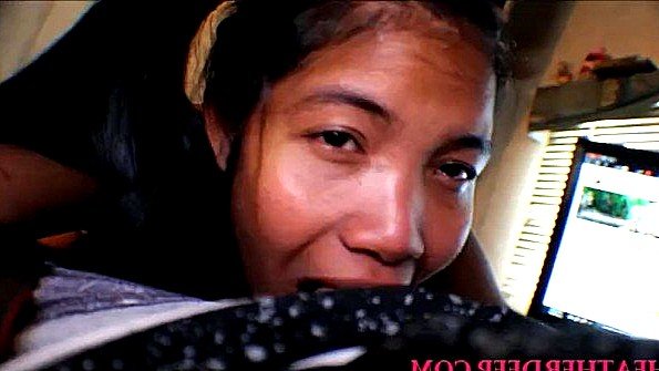 Тайская любительница делает минет чуваку