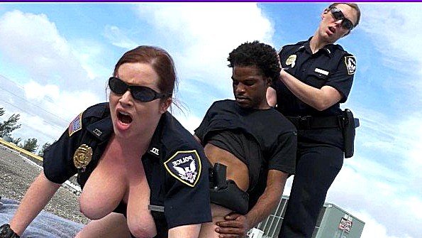 Полицейские бабы трахаются с чернокожим парнем
