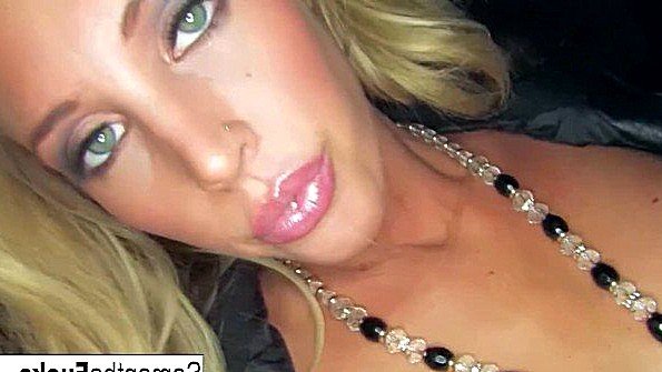 Развратная блондинка покажет небольшой стриптиз