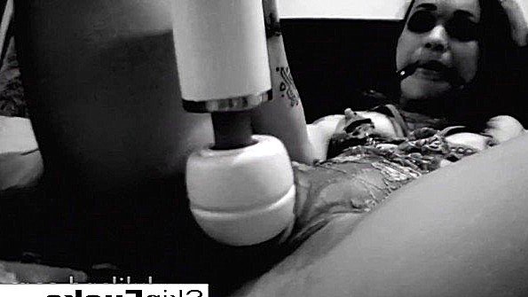 Грубая мастурбация девки с использованием кляпа