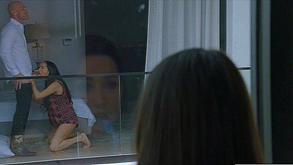 Красивая сучка помогает супругам ебаться вместе