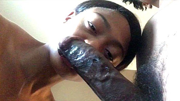 Негритянка долго отсасывает хуй своему кавалеру