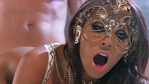 Похотливая баба в маске практикует фантастический анал