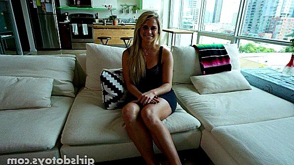 Любительница мастурбирует по просьбе собеседника