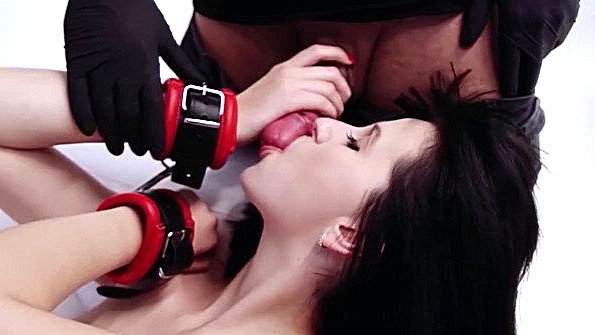 Пацан поимеет девку в латексе с особым пылом