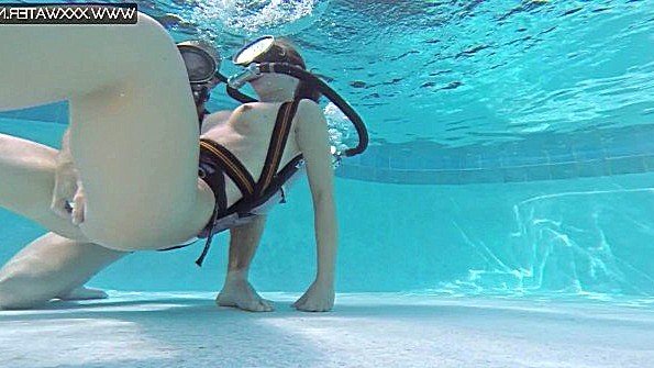 Парочка пытается устроить секс ласки под водой