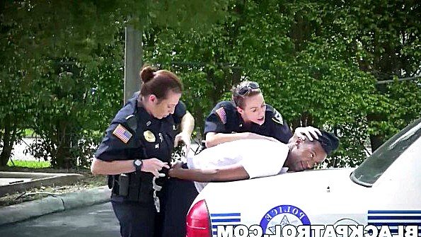 Задержали чернокожего преступника и трахнули его