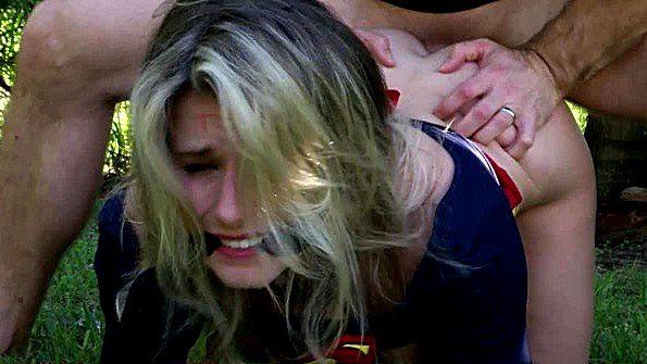 Грубые сексуальные мучения девицы на природе