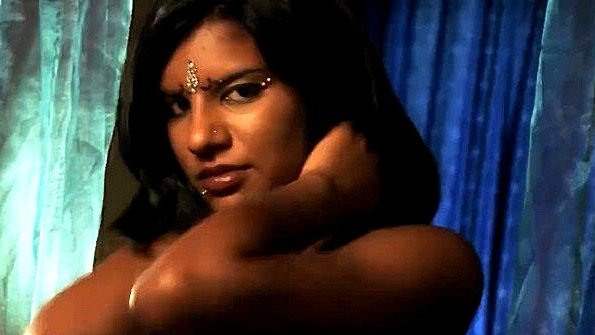 Шаловливая индианка рада показать свои прелести