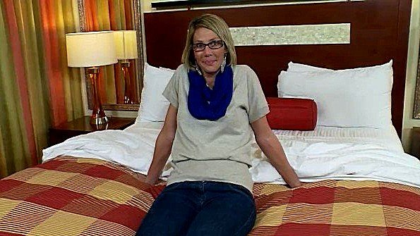 Очкастая баба хочет попробовать себя в спаривании