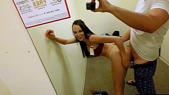 Трах в кабинке для переодевания и оргазм сучки