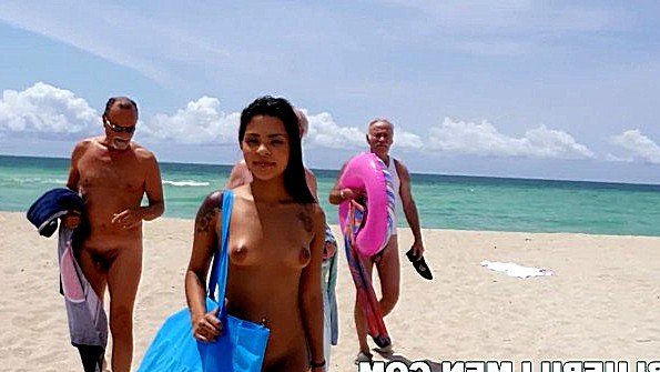 Познакомились с девкой на пляже и оттрахали втроем