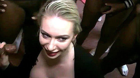 Сучка подставляет рожу под множество спермы