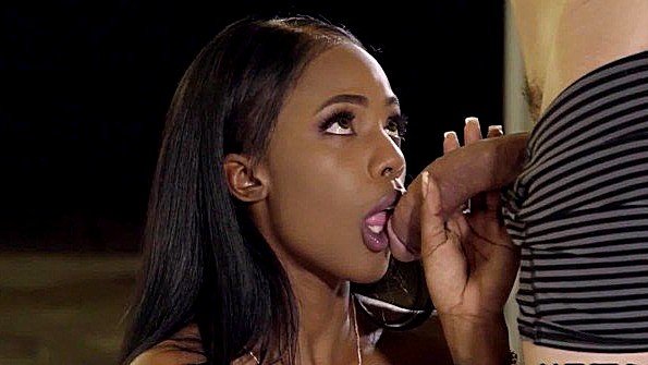 Негритянка жестко ебется с чуваком до одури