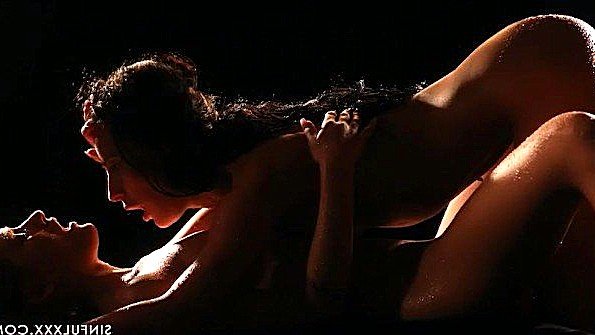 Шаловливые подружки практикую чувственный секс