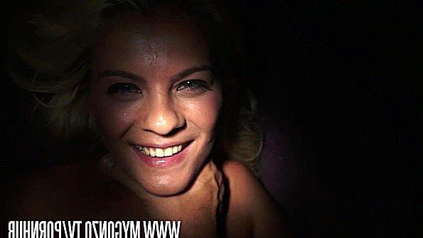 Обнажила пизду в темноте и приняла туда хуй