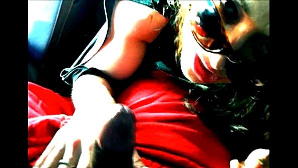 Отсасывает хуй прямо за рулем и мастурбирует