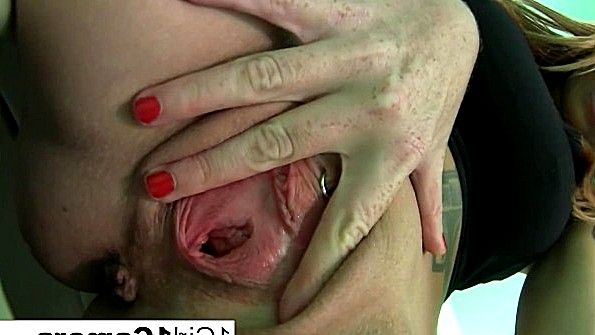 Уселась на унитазе и стала мастурбировать