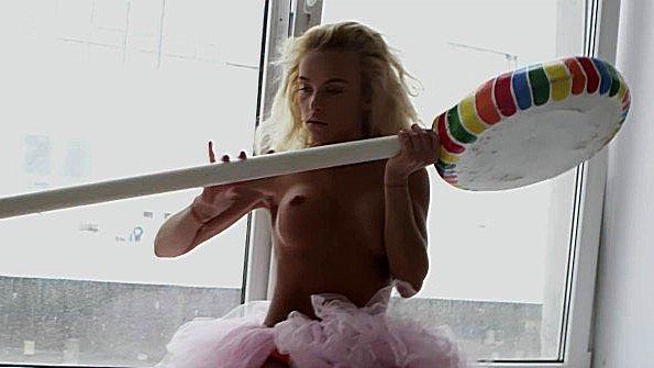 Блондинке нравится позировать в пошлом виде