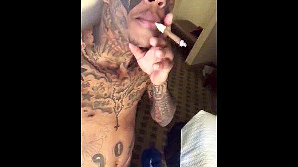 Держит камеру телефона и снимает трах с подругой