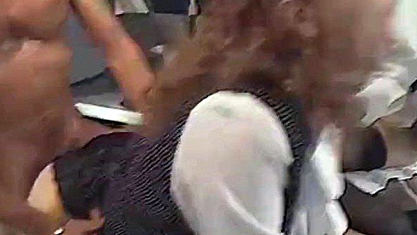 Пришел на кухню и заставил двух девах потрахаться