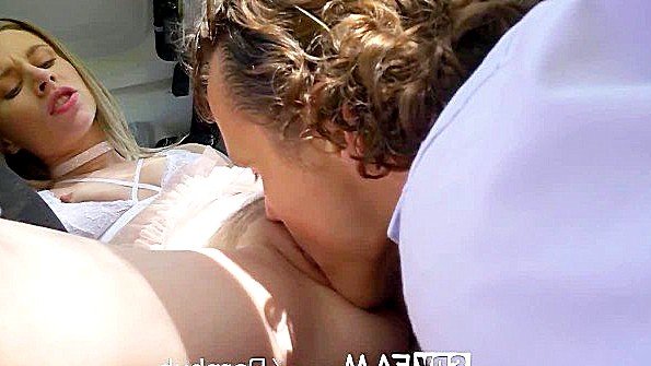 Брат с сестрой активно трахаются в автомобиле