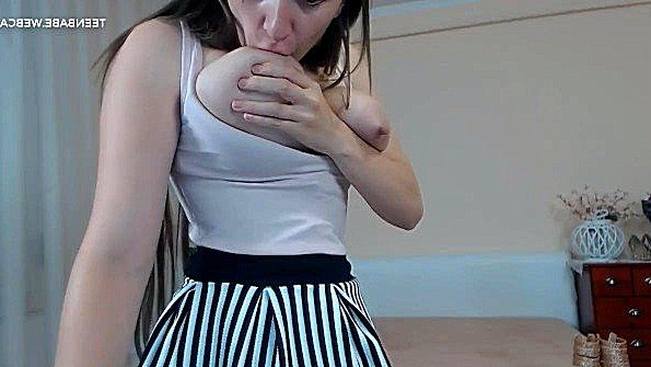 Шалунья обнажает прелести на камеру ради славы