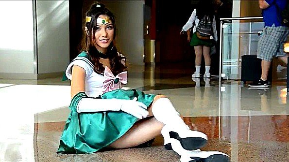 Мастурбирует в торговом центре без всякого стыда