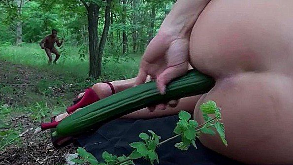 Увидел мастурбацию милфы огурцом и выебал ее