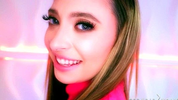 Шикарная брюнетка кокетливо отсасывает хуй