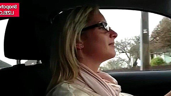 Жена сидит за рулем и показывает сиськи всем