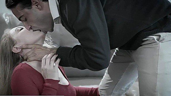 Устала мастурбировать и хочет поебаться с мужиком