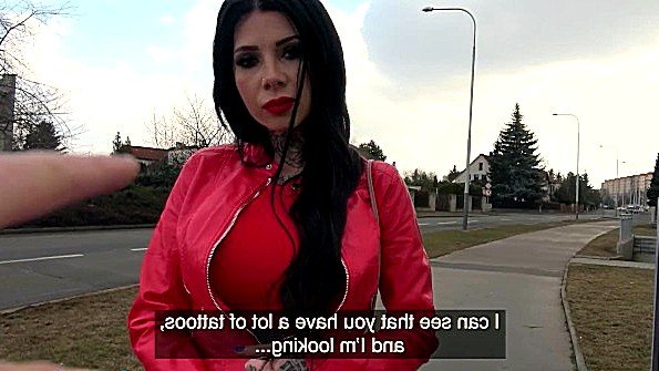 Развратная сучка получила деньги и ебется на улице