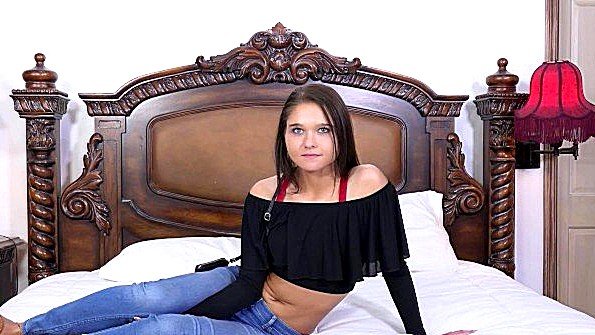 Девица выслушала агента и стала заниматься сексом