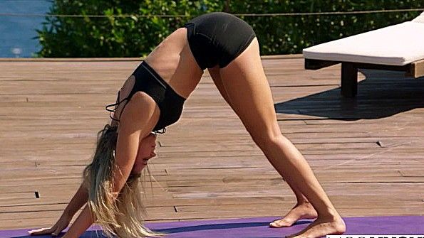 Разделась во время занятия йогой и стала трахаться