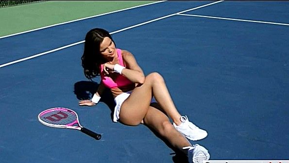 Проиграла в теннис на раздевание и ебется на корте