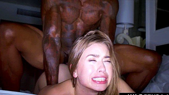 Сучка громко кричит от мощного траха с негром