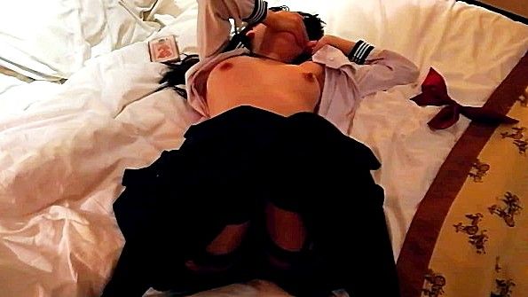 Азиатку раздевают и сразу жестко имеют в постели