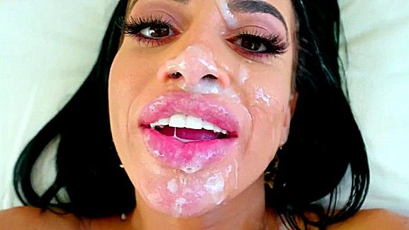 Подрочила хуй пышными дойками и получила семя