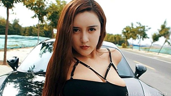 Красивая китаянка любит позировать на камеру